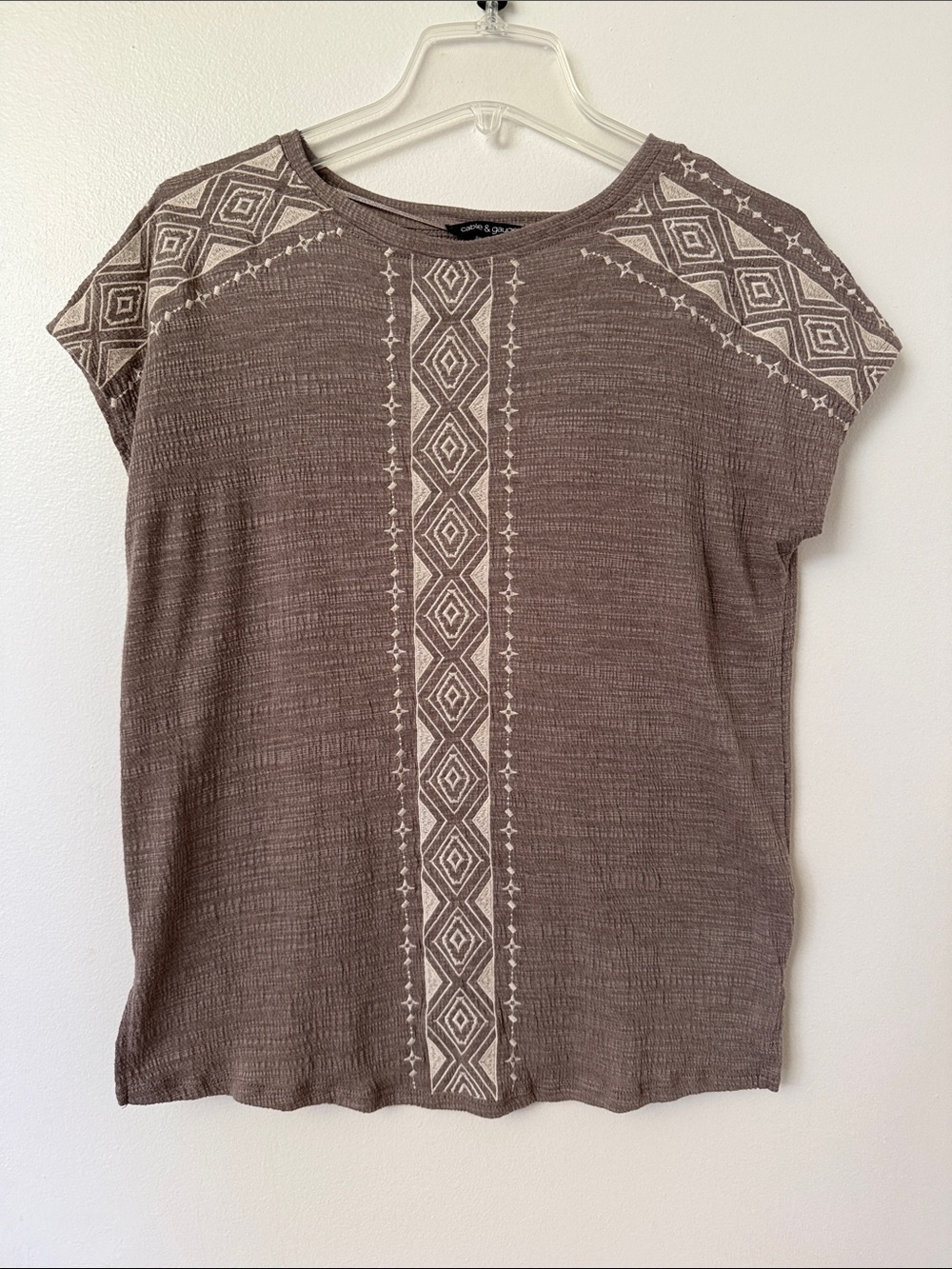Cable & Gauge Brown Short Sleeve Top with Cream Geometric Trim